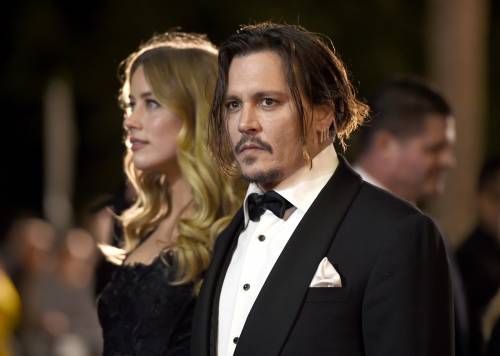 "Johnny Depp ha aggredito Amber Heard con un cuscino": la fonte anonima