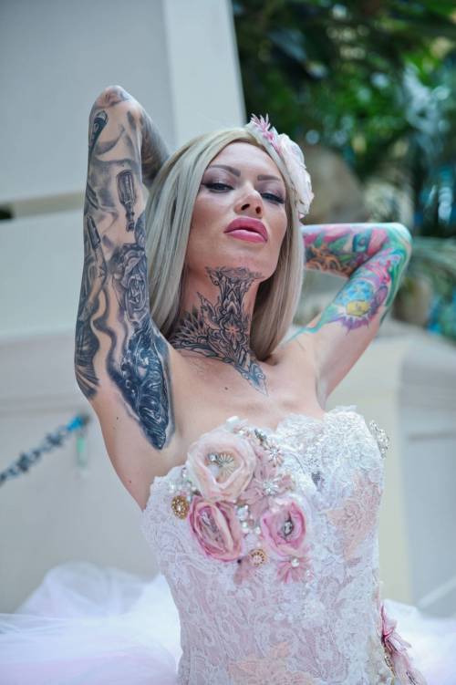Becky Holt si sposa: tatuaggi e abito bianco