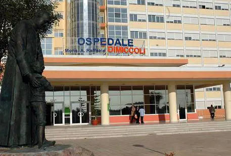 Marito rientra a casa e l'amante precipita dal balcone per nascondersi