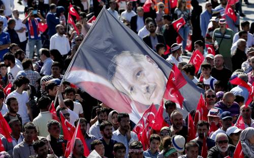 Sostenitori dell'Akp sventolano bandiere a un comizio per l'anniversario della Conquista di Istanbul