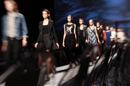 Arrestati per blasfemia: guardavano la moda in tv