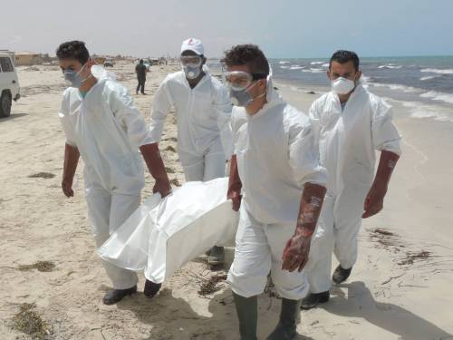 I cadaveri dei migranti sulla spiaggia libica