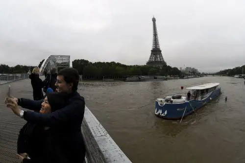 Maltempo in Francia, paura per la Senna