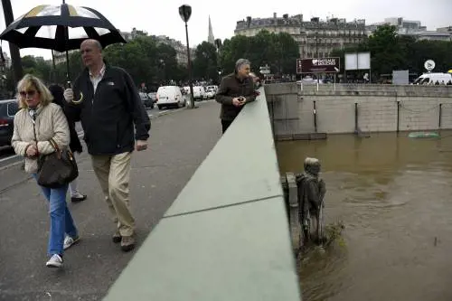 Maltempo, allarme per la Senna