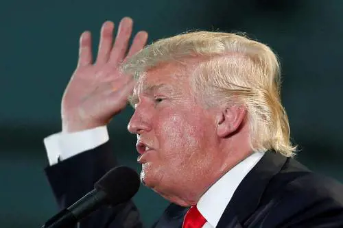 Trump: "Hillary Clinton dovrebbe andare in galera"