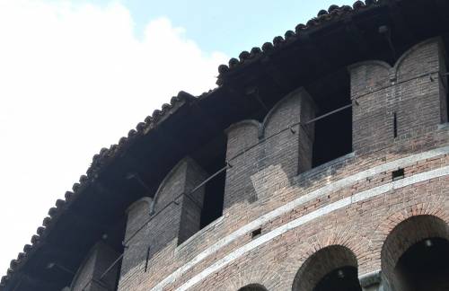 Crollano frammenti della torre: paura al Castello Sforzesco
