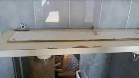 Pubblica le foto dell'hotel trasandato su Tripadvisor: il riflesso lo incastra