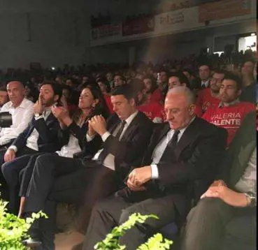 La figuraccia di Renzi a Napoli: "Dorme mentre parla la Valente"