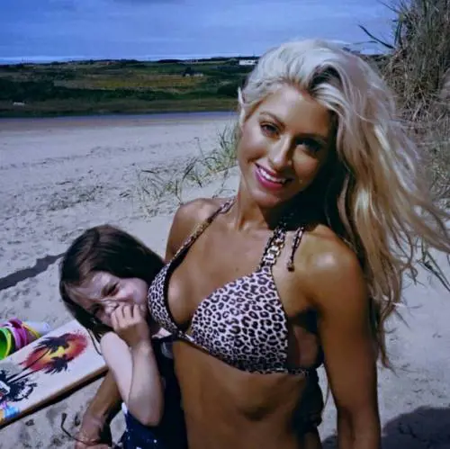 La mamma più in forma del mondo: 5 bimbi sulle spalle e non sentirli