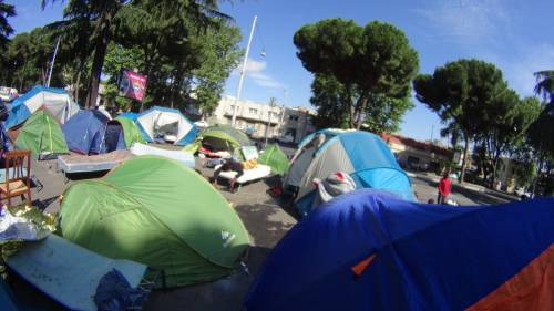 Emergenza profughi a Roma: in centinaia accampati in via Tiburtina 