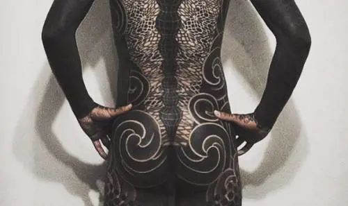 Vuoi farti un tatuaggio total black? A tuo rischio e pericolo...