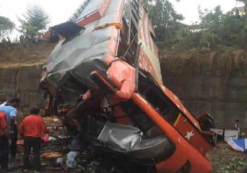 India, autobus urta due automobili: 17 morti nell'incidente