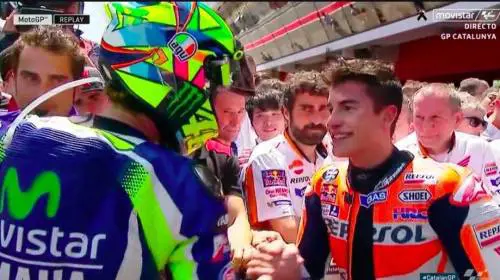 Valentino Rossi e Marc Marquez: stretta di mano in Catalogna