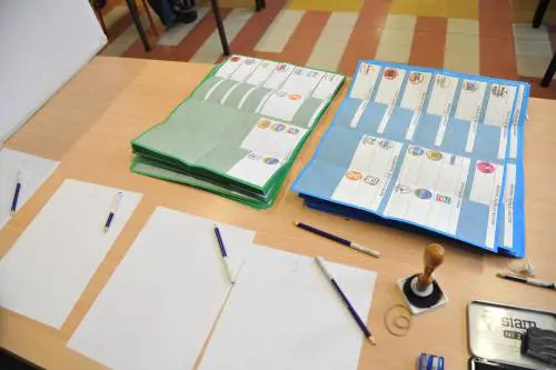 Elezioni, a Roma al voto elettori delle ex Repubbliche tedesche. Il web: "Sono brogli"