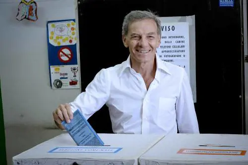 Napoli, Lettieri frena De Magistris e vede il secondo turno