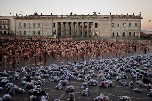 Bogotà, 6mila nudi in piazza: in posa per Tunick