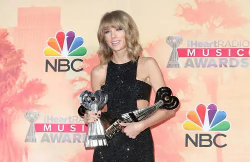Taylor Swift si presenta a sorpresa a un matrimonio