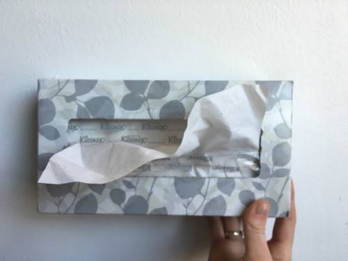 Perché gli ultimi fazzoletti di carta di un dispenser cambiano colore?