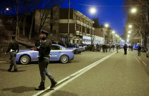 Camerunense morto durante l'arresto. Immigrati circondano la polizia