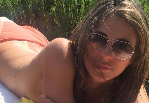 Elizabeth Hurley prende il sole in topless
