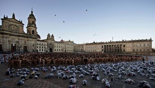 Bogotà, cittadini nudi in piazza: foto