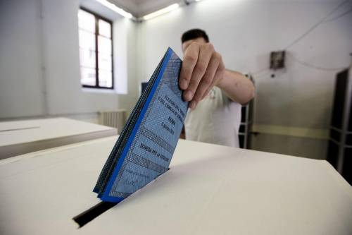 Roma, elettori ripresi da telecamera durante la votazione nel seggio