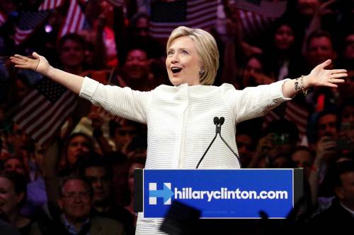Hillary Clinton celebra la prima nomination di una donna: "Una pietra miliare"