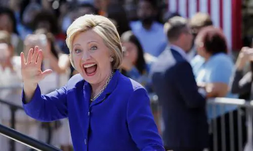 Hillary intima la resa: "Ho vinto". Ma Sanders resiste: "È un trucco"