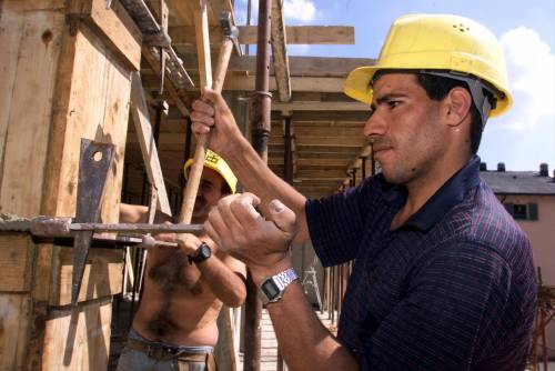 L'ultima follia: diamo più lavoro agli immigrati che agli italiani