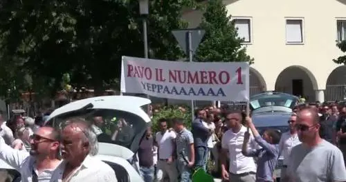 Rom muore dopo un furto. Funerale da eroe in chiesa