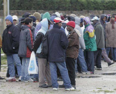 Migranti, feriti tre carabinieri in due risse in centri d'accoglienza