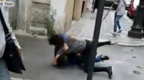 Accoltellamento tra norafricani. E i passanti riprendo tutto