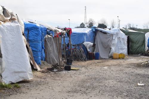 Un migrante lo accoltella: carabiniere spara e lo uccide