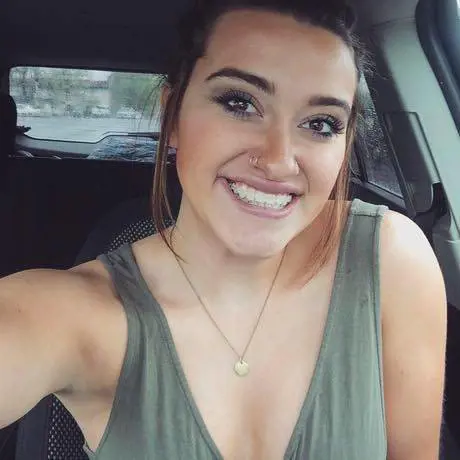 Kaitlyn Juvik, sospesa da scuola perché senza reggiseno