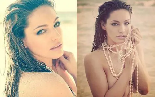 Kelly Brook nuda con una collana di perle