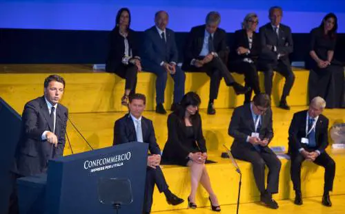 Ora Renzi snobba pure i fischi: "È normale, ci metto la faccia"