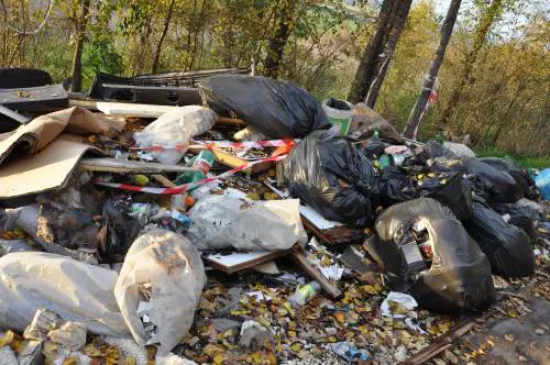 Discariche abusive in Puglia, intervento Ue. Si rischia l’indebitamento dei Comuni