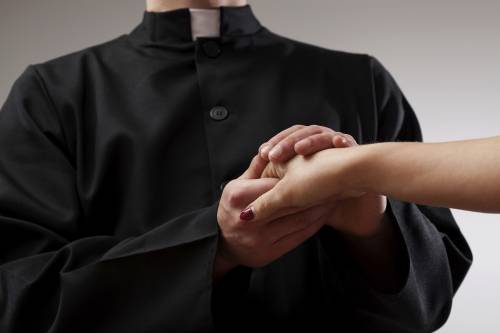 Il racconto di una ragazza: "Sono stata con un prete per 2 anni, era un vero predatore sessuale"