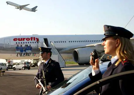 Fiumicino, fatta brillare auto sospetta. Forse è di foreign fighter
