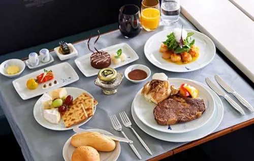 Alta cucina in volo: le migliori compagnie aeree per i menù serviti a bordo