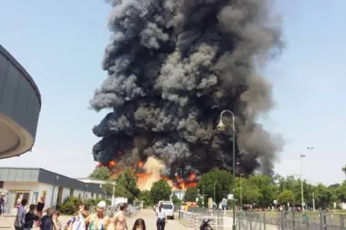 "Non ci svegliano per ramadan". Immigrati danno fuoco a campo