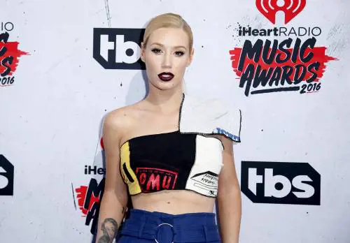 Iggy Azalea, lato B per i fan come regalo di compleanno