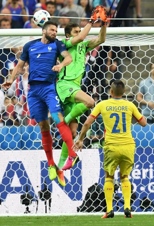 Il gol di Giroud con spinta di gomito a Tatarusanu