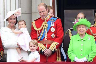 Ai 90 anni della regina Elisabetta le vere "star" sono i due nipotini