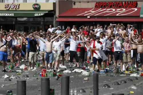 Marsiglia, scontri tra tifosi e polizia