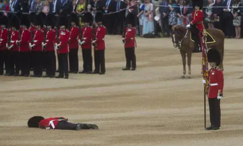 Inghilterra: guardia reale inglese sviene durante il "Trooping the Colour"