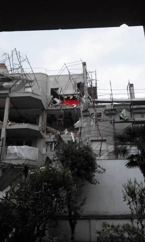 Esplosione nella palazzina. Almeno due morti a Milano