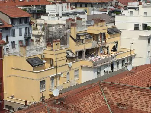 Milano, la palazzina dopo l'esplosione