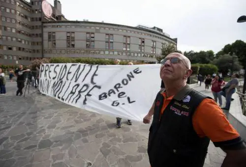 Milan, striscione dei tifosi: "Berlusconi, non mollare"