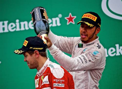 F1, la Ferrari sbaglia strategia: Hamilton vince davanti a Vettel